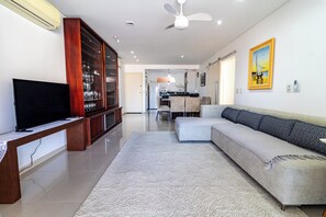 Classic Apartment, 3 Bedrooms, Kitchen | Living room