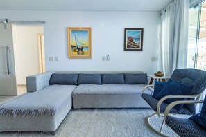 Classic Apartment, 3 Bedrooms, Kitchen | Living room