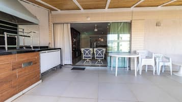 Apartamento clássico, 3 quartos, cozinha | Varanda coberta