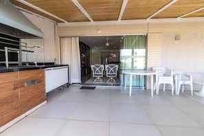 Classic Apartment, 3 Bedrooms, Kitchen | Lanai