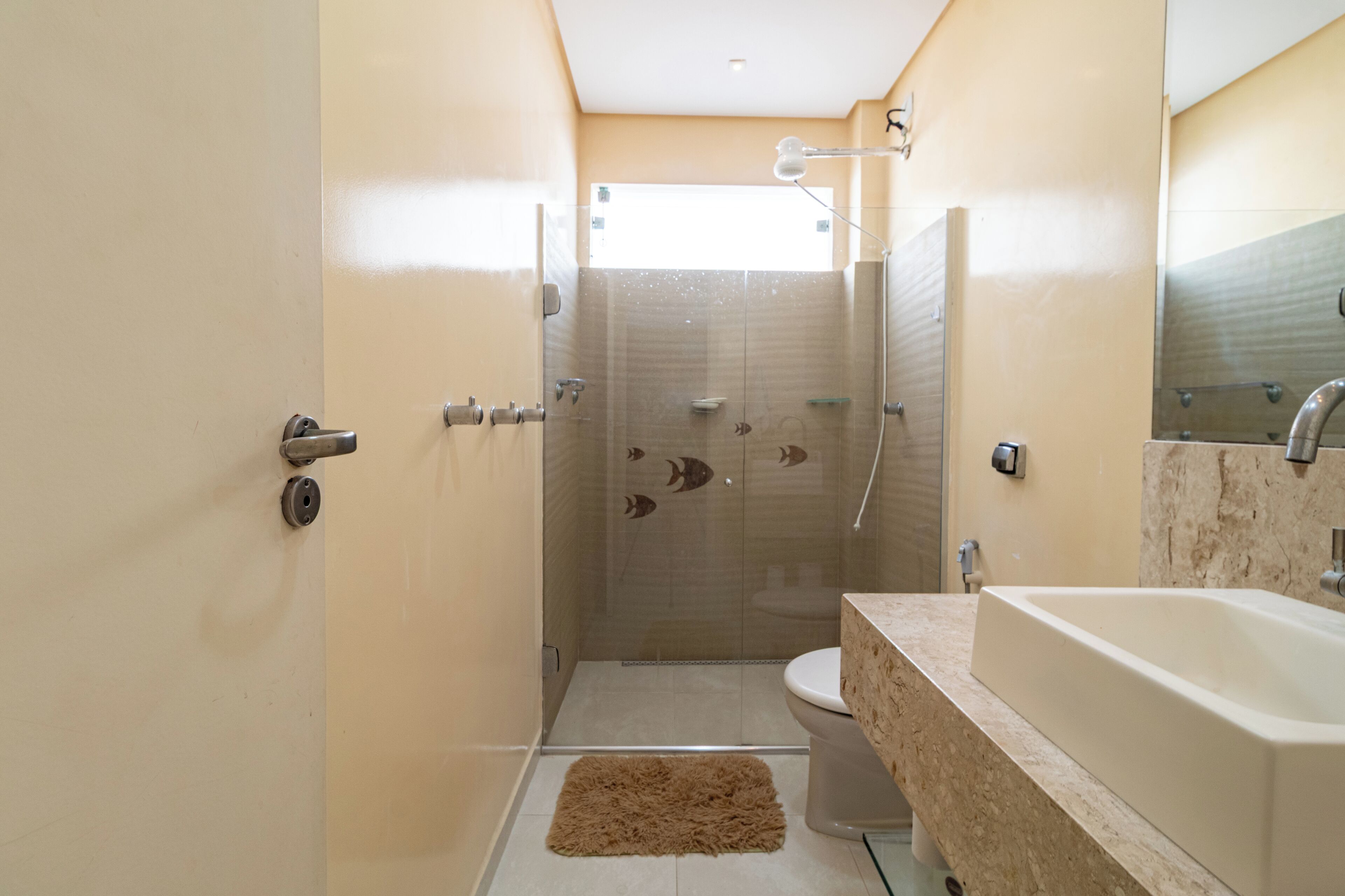 Un baño con ducha de mampara, inodoro y bañera.