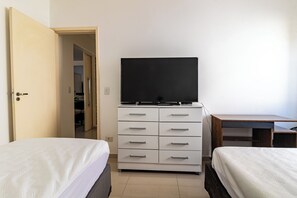 Iron/ironing board, free WiFi - Apartamento Enseada 32 (Guarujá)