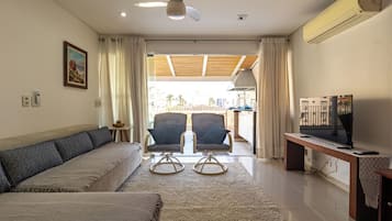 Classic Apartment, 3 Bedrooms, Kitchen | Living room