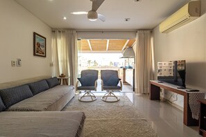 Classic Apartment, 3 Bedrooms, Kitchen | Living room