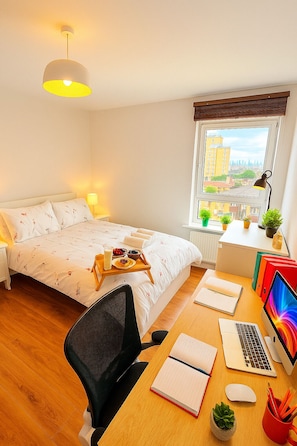 1 habitación, escritorio, tabla de planchar con plancha y wifi gratis