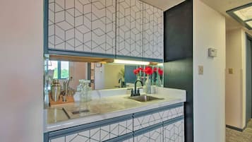 Réfrigérateur, micro-ondes, four, plaque de cuisson