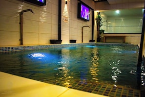 Una piscina cubierta