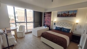 Suite – junior, byutsikt | Dundyner, senger med Select Comfort-madrass og skrivebord