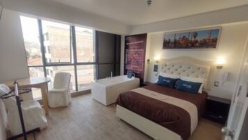 Suite junior, vistas a la ciudad | Edredones de plumas, colchones Select Comfort, escritorio