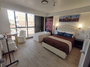 Cubrecamas, colchones Select Comfort y escritorio 