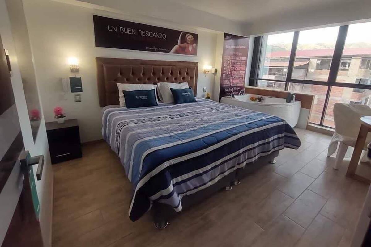 Suite Grand, vistas a la ciudad | Edredones de plumas, colchones Select Comfort, escritorio