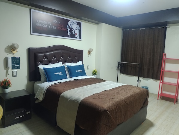 Habitación estándar doble, no fumadores, baño privado | Edredones de plumas, colchones Select Comfort, escritorio