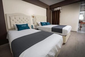 Habitación triple estándar | Edredones de plumas, colchones Select Comfort, escritorio