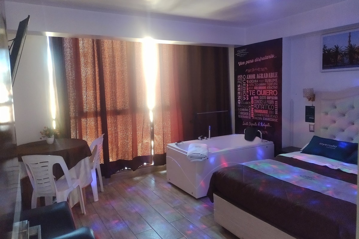 Suite junior, vistas a la ciudad | Edredones de plumas, colchones Select Comfort, escritorio