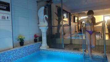 Indoor spa tub
