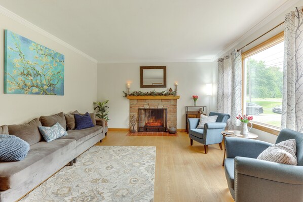 Téléviseur, foyer, table de baby-foot, livres