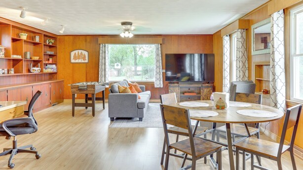 Amplia sala de estar con una mesa de comedor, sofá y televisor.