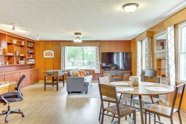 Télévision, cheminée, baby-foot, livres