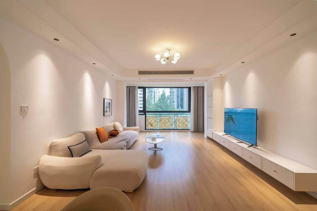 Senior Apartment | Living room | Flat-screen TV