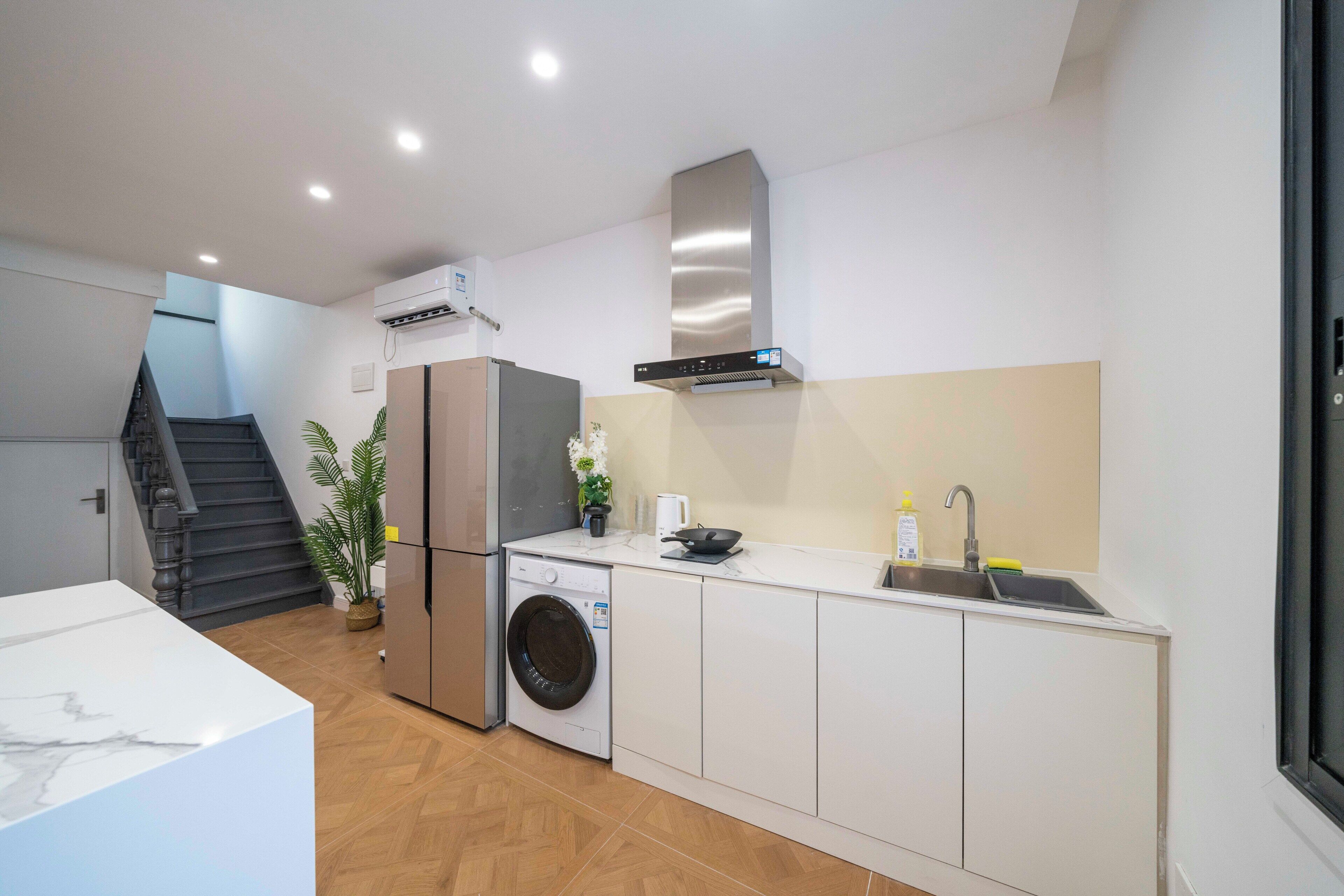 Biệt thự Senior | Bếp riêng | Tủ lạnh, dụng cụ vệ sinh, khăn giấy 