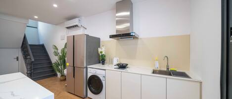 Biệt thự Senior | Bếp riêng | Tủ lạnh, dụng cụ vệ sinh, khăn giấy