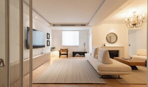 Senior-Apartment, 3 Schlafzimmer, Balkon | Wohnzimmer | Flachbildfernseher
