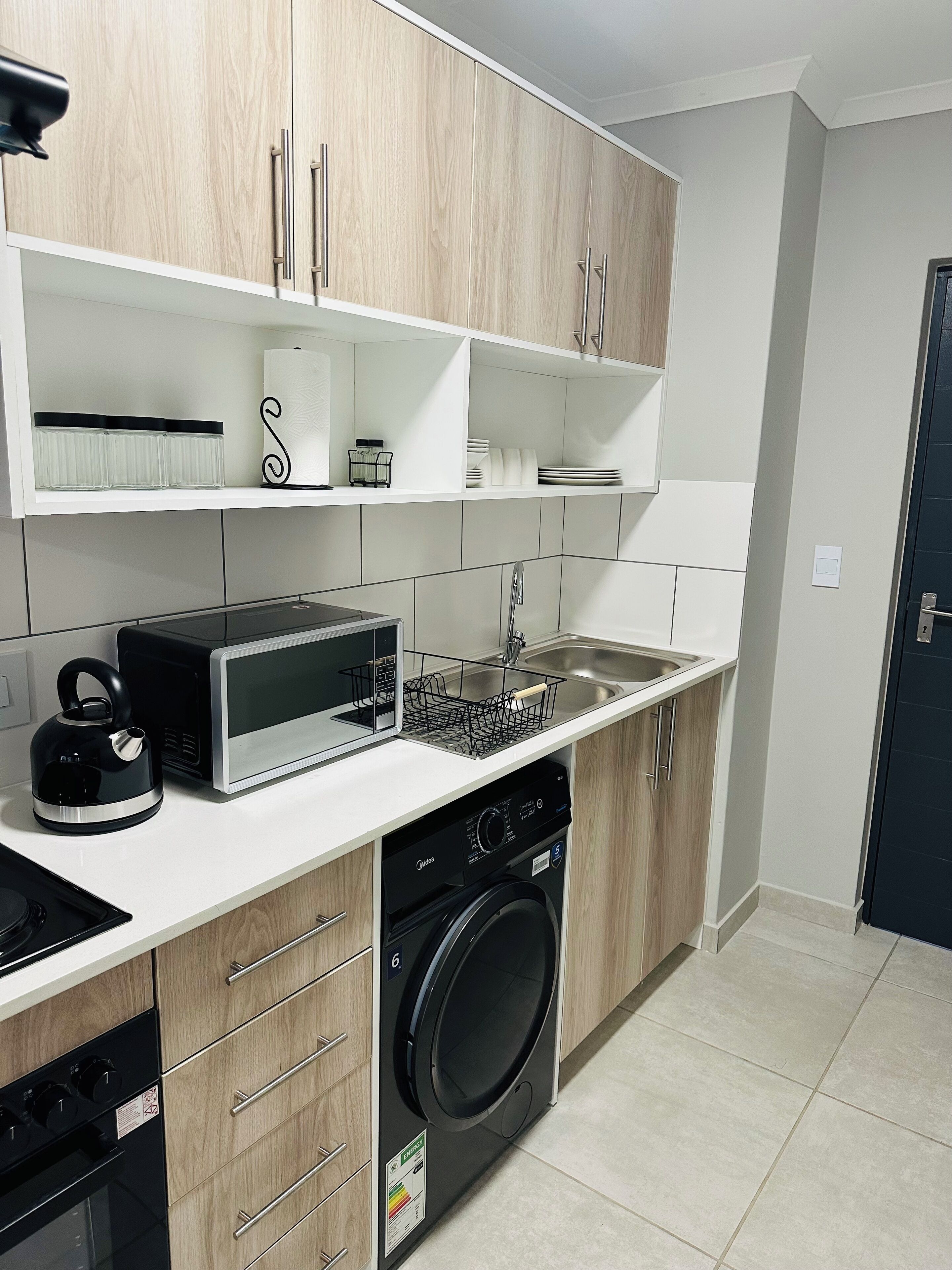 Microondas, horno, parrilla de estufa y lavavajillas 