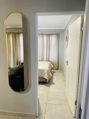 2 habitaciones, tabla de planchar con plancha, wifi y ropa de cama