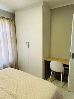 2 habitaciones, tabla de planchar con plancha, wifi y ropa de cama 