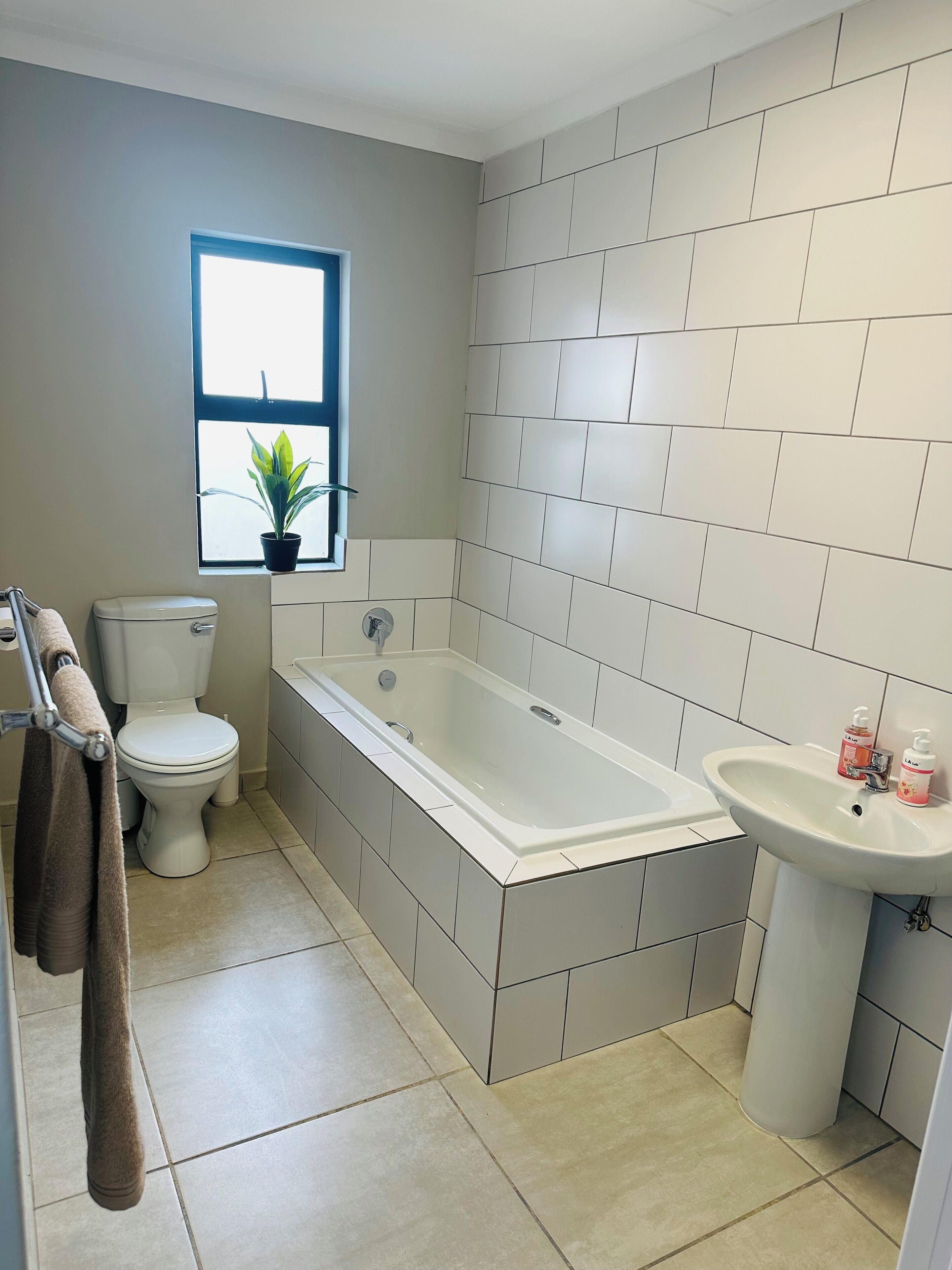 Douche, serviettes fournies, savon, papier toilette
