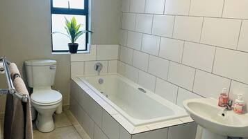 Douche, serviettes fournies, savon, papier toilette