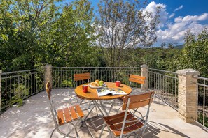 Outdoor dining - Holiday Home With Pool Near Makarsk (Proložac)