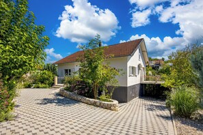 Family House, Multiple Bedrooms, 2 Bathrooms (Holiday Home with Pool near Makarsk) | Exterior