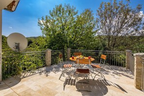 Family House, Multiple Bedrooms, 2 Bathrooms (Holiday Home with Pool near Makarsk) | Outdoor dining