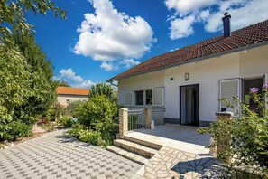 Maison Familiale, plusieurs chambres, 2 salles de bains (Holiday Home with Pool near Makarsk) | Extérieur