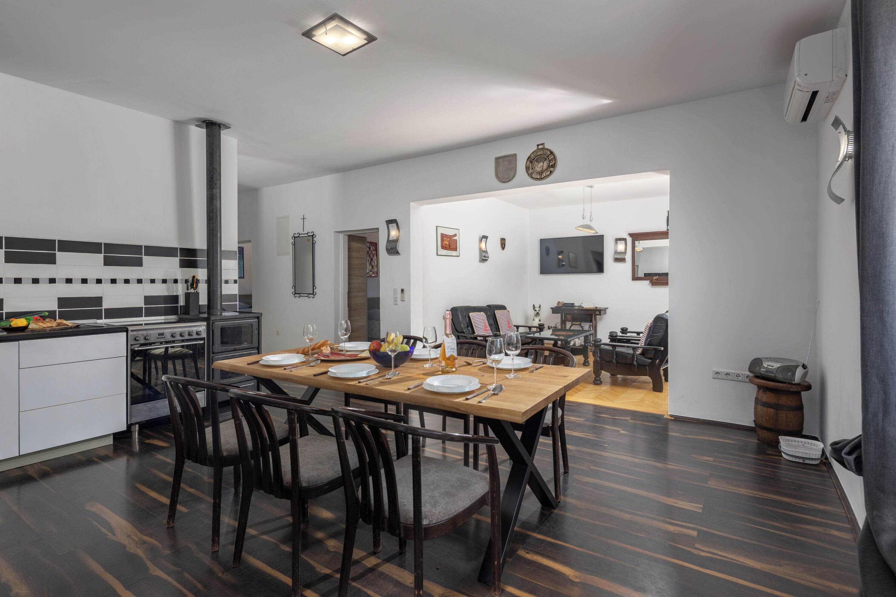Family House, Multiple Bedrooms, 2 Bathrooms (Holiday Home with Pool near Makarsk) | Dining