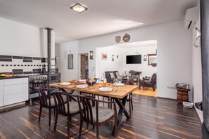 Family House, 3 Bedrooms, 2 Bathrooms (Holiday Home with Pool near Makarsk) | Dining - Holiday Home With Pool Near Makarsk (Proložac)