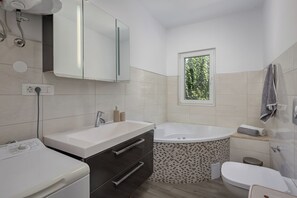 Family House, Multiple Bedrooms, 2 Bathrooms (Holiday Home with Pool near Makarsk) | Bathroom
