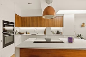 Refrigerador, microondas, horno, placa de cocina