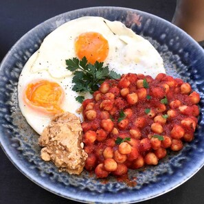 Café da manhã com buffet grátis todos os dias