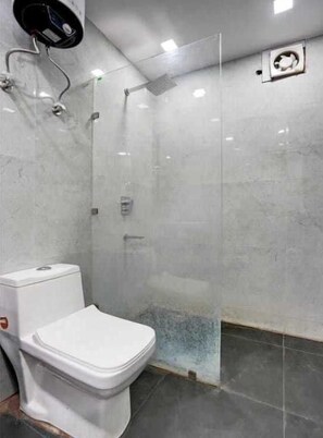 Quarto casal clássico, vista para a cidade | Ferros/tábuas de passar roupa, Wi-Fi de cortesia
