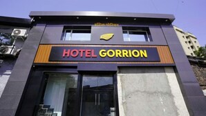 A modern building with a sign reading "HOTEL GORRION". - Hotel Gorrion (Mumbai)