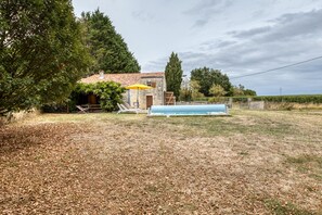 Property grounds - Holiday Home 'La Musardière' with Private Pool, Private Terrace and Wi-Fi (Champagnolles)