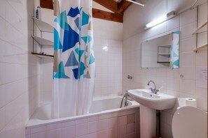 Shower, hair dryer, towels - Holiday Home 'La Musardière' with Private Pool, Private Terrace and Wi-Fi (Champagnolles)
