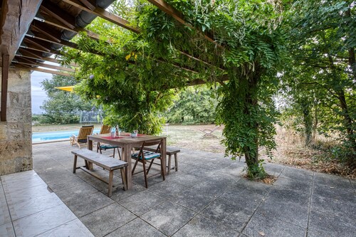 Maison de Vacances 'La Musardière' avec Piscine Privée, Terrasse Privée et Wi-Fi