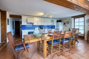 Dining - Holiday Home 'La Musardière' with Private Pool, Private Terrace and Wi-Fi (Champagnolles)
