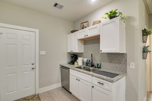 House (2 Bedrooms) | Interior - Patio & Fenced Yard: Home Close to Dtwn Houston! (Houston)