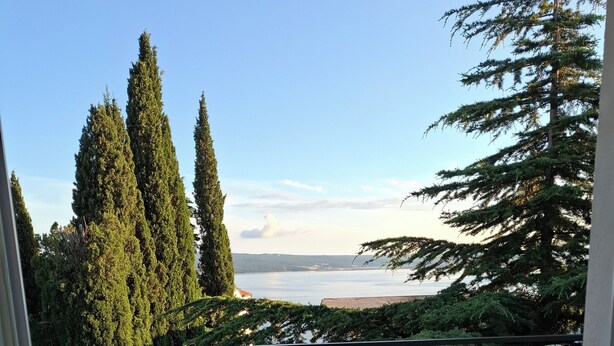 A balcony with wicker furniture and a view of trees and a body of water. - MyDream apartment No.2 (Dramalj)