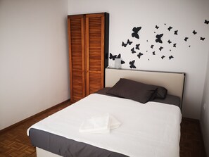 3 habitaciones, tabla de planchar con plancha, wifi y ropa de cama 