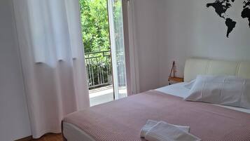3 bedrooms, iron/ironing board, WiFi, bed sheets